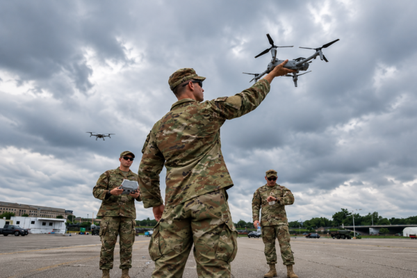Pentágono anuncia nuevo comando de drones y recorte de 20% en puestos de generales y almirantes