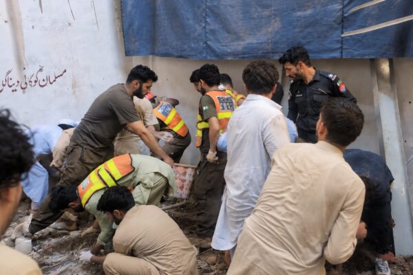 Colapso de techo en escuela de Peshawar deja 28 muertos, incluidos 27 estudiantes
