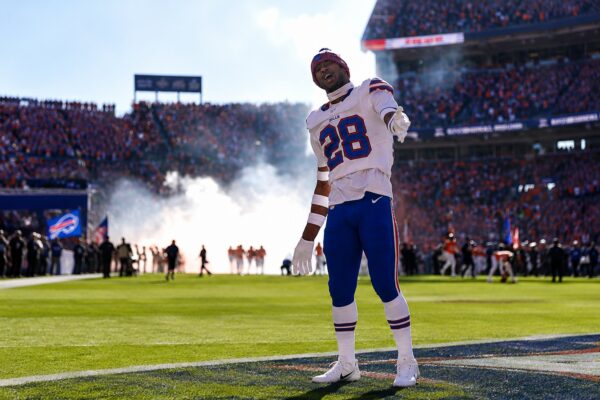 NFL suspende a Sam Franklin Jr. de los Bills por presuntamente escupir a un rival