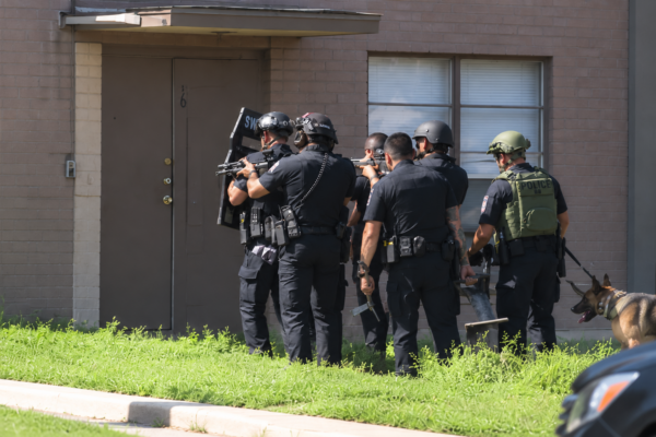 Operativo SWAT termina con un hombre detenido tras atrincheramiento en San Antonio, Texas