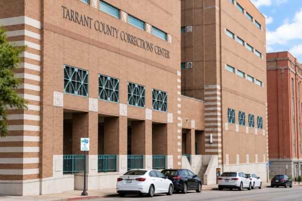 Autoridades investigan fallecimiento de reclusa bajo custodia en Fort Worth