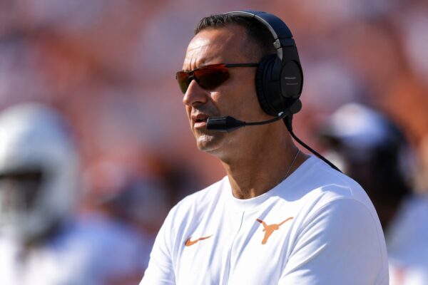 Texas cae del No. 1 al No. 7 en la encuesta AP tras perder ante Oklahoma