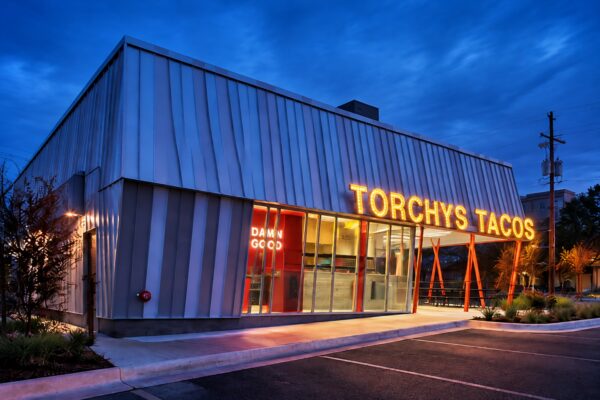 Mujer demanda a Torchy's Tacos por $250,000 tras hallar diente de vaca en su comida