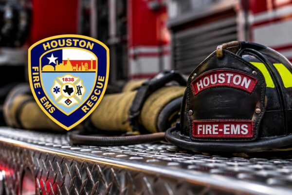 Bombero trasladado al hospital tras incendio en apartamentos de Meyerland